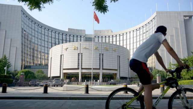 中國央行拚經濟，意外降MLF利率10個基點。(圖: AFP)