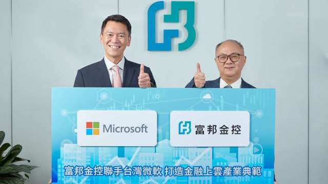 富邦金控總經理韓蔚廷(圖右)與台灣微軟總經理卞志祥(圖左)共同宣布，成為全台第一個正式使用 Microsoft 365 將辦公應用數位化，實現安全智慧辦公的金融機構。（圖：富邦金提供）