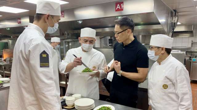 瓦城董事長徐承義(右2)目標打造出千人廚師團隊。(圖：瓦城提供)