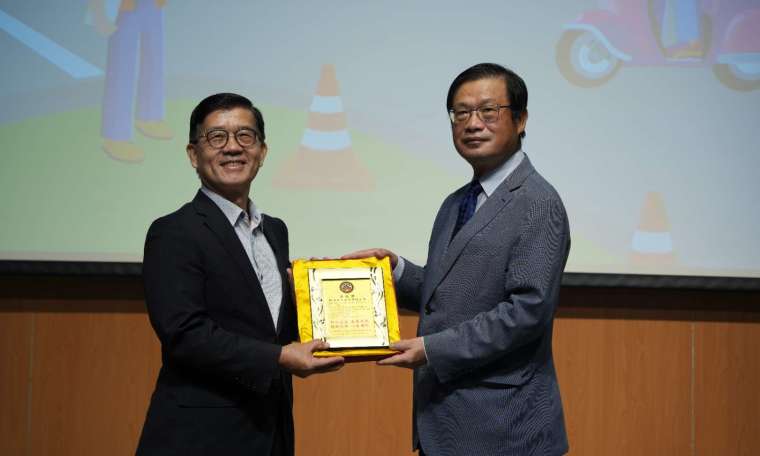 和潤董事長劉源森 (右) 接受交通部道安委員會執行秘書黃運貴 (左) 致贈感謝狀。(圖：和潤提供)