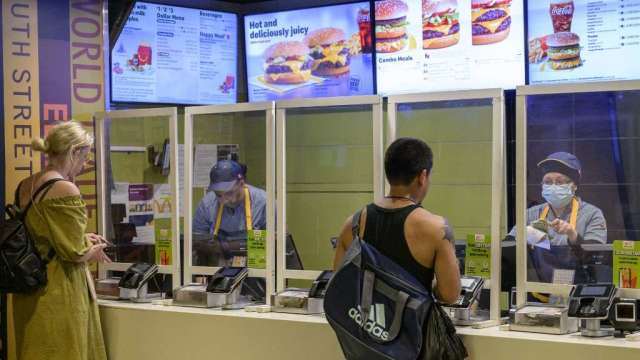 美国加州通过速食业法案 将由政府委员会设定最低薪资(图:AFP)(photo:CnYes)