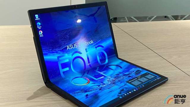 華碩發表全球首款17.3吋折疊OLED筆電、Q4正式開賣。(鉅亨網記者劉韋廷攝)