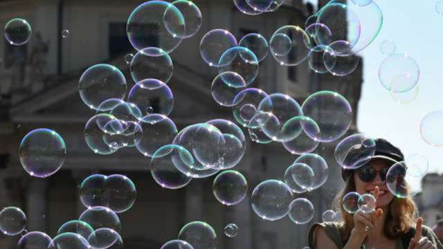 傳奇投資人葛拉漢：美股的超級泡沫還沒破滅 (圖:AFP)
