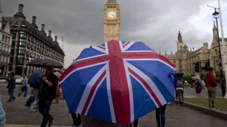 英鎊貶值，可能讓英國今年冬天的經濟情勢更黯淡。(圖:AFP)