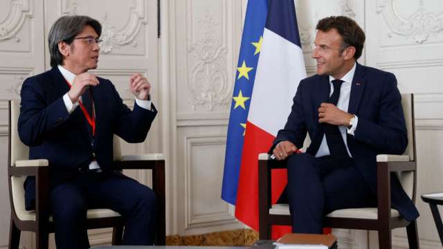法國總統馬克宏（右）與輝能科技創辦人楊思枏（左）。(圖: AFP)