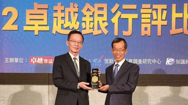 台灣企銀獲「最佳中小企業服務獎」,由金管會主秘蔡福隆(右 )頒獎予該行副總經理乙增祥(左)。(圖:台企銀提供)