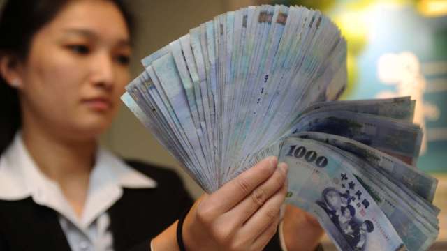 外資大量匯出 吳東亮：新台幣匯率相對穩定。(圖：AFP)