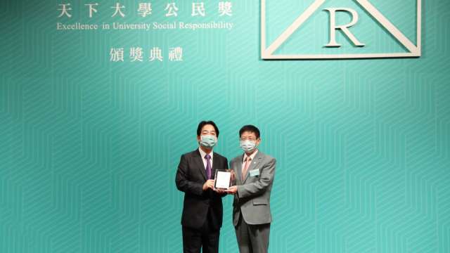 副總統賴清德(左)頒發「天下永續公民獎」大型企業組第1名最高榮譽，由玉山銀行董事長黃男州(右)代表受獎。(圖：玉山金控提供）
