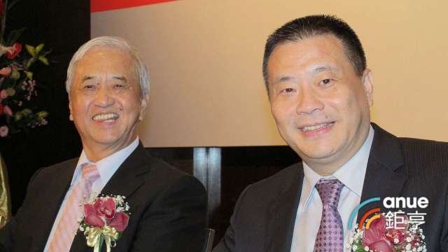 韋僑董事長曾穎堂(左)及總經理江鴻佑。(鉅亨網記者張欽發攝)