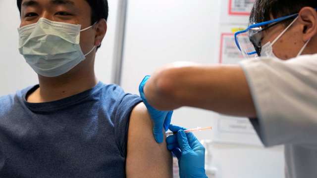 日本批准施打輝瑞與莫德納次世代疫苗(圖片：AFP)