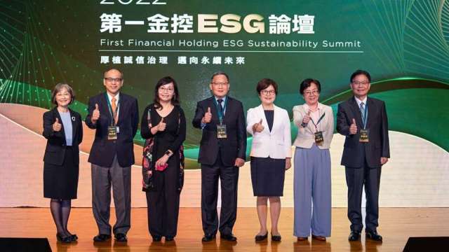 第一金控舉辦ESG論壇,左起資誠永續發展服務董事長李宜樺、陽明海運董事長鄭貞茂、自由時報總編輯鄒景雯、財政部部長蘇建榮、第一金控董事長邱月琴、第一金控總經理陳芬蘭。(圖:一銀提供)