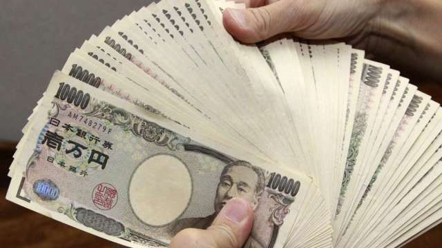日本財長暗示可能干預 央行進行匯率詢價 日元收復144關卡(圖:AFP)