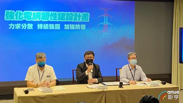 左起為台電發言人吳進忠、經濟部次長暨台電代理董事長曾文生、台電總經理王耀庭。(鉅亨網記者劉韋廷攝)