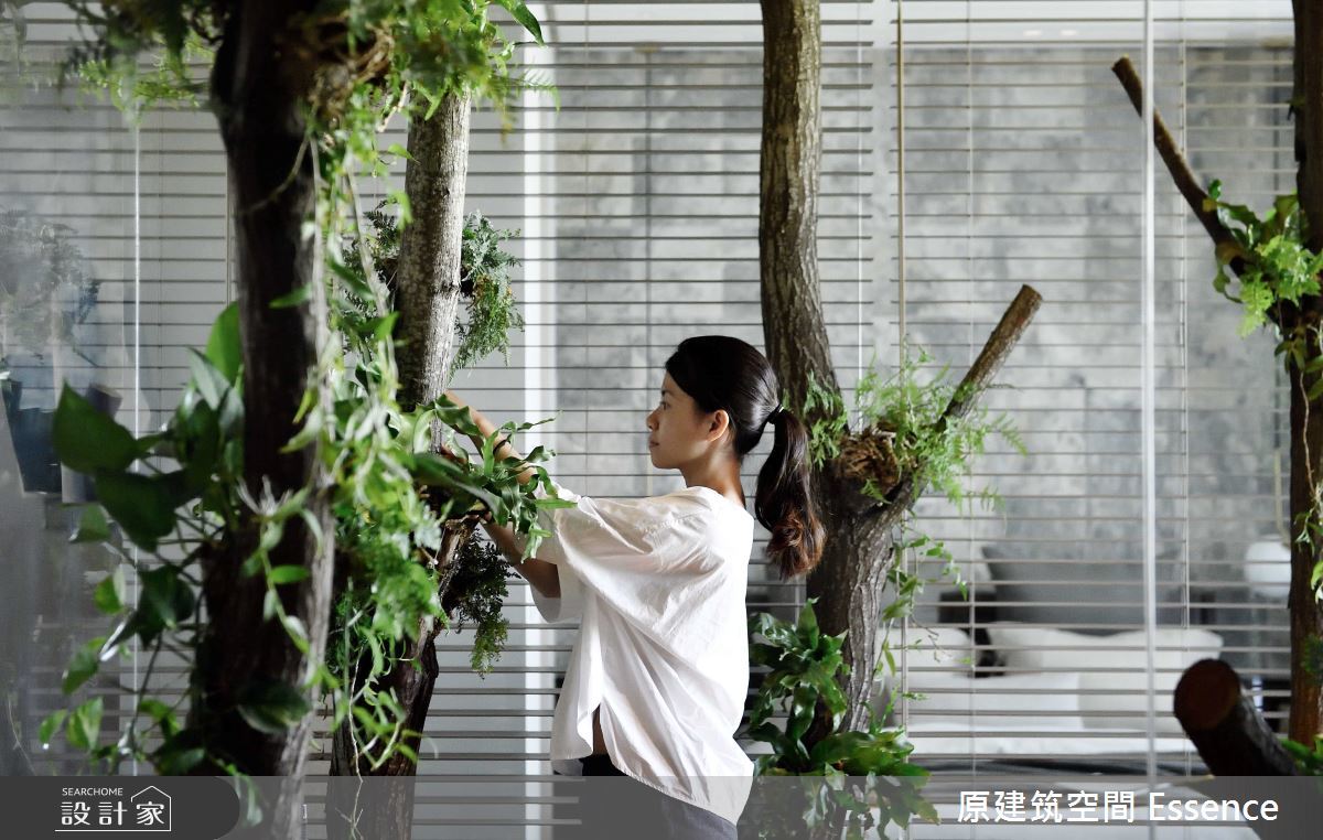 玻璃花房的置入不但帶來蒔花弄草的品味雅趣，並在空間盒子之中引植豐富的景深變化。