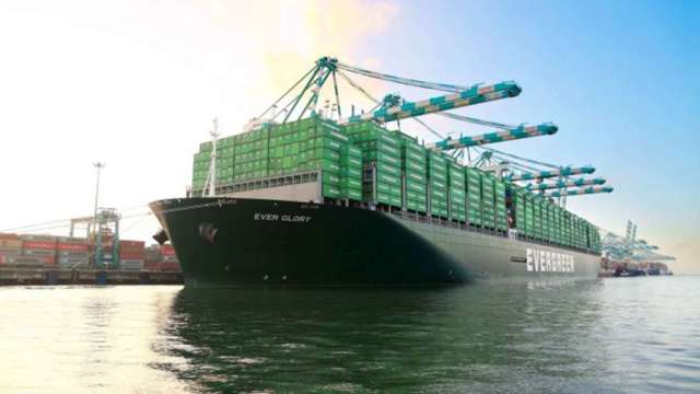貨櫃海運運價續跌，長榮減資後首個交易日下跌逾4%。(圖：長榮提供)