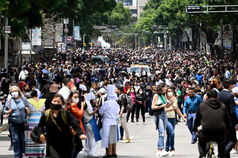 首都墨西哥城有明显震感，许多市民涌上街头 (图片：AFP)(photo:CnYes)