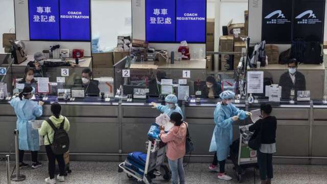 港媒：香港疫情回落 政府考慮取消入境旅社隔離(圖:AFP)