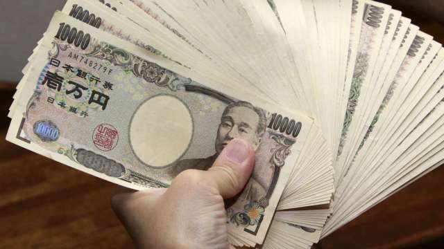 日元一度跌破145 日本財務省官員表示干預準備已處待命狀態 (圖片：AFP)