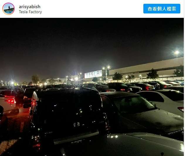 特斯拉半夜停車位都是滿的 (圖片：Aristotle Sacramento)