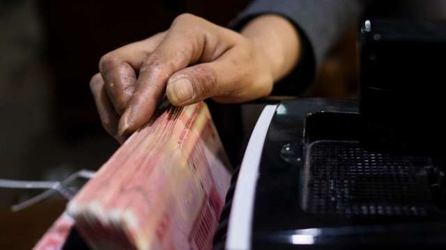 傳中國將調整人民幣定盤價機制 減緩人民幣貶勢(圖片：AFP)