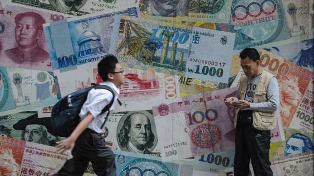 美元強升讓亞幣持續軟腳 印度盧比觸及史上新低(圖:AFP)