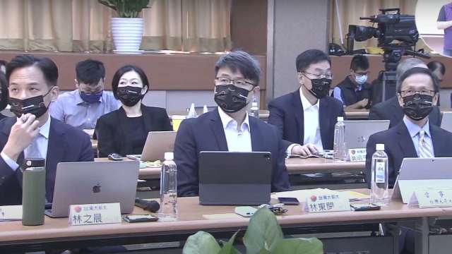 前排左至右為台灣大總經理林之晨、商務長林東閔、技術長郭宇泰。(擷取自NCC直播)