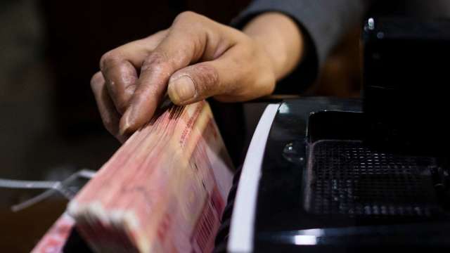 傳中國央行通知國內各大行 為干預人民幣匯率做好準備(圖片：AFP)
