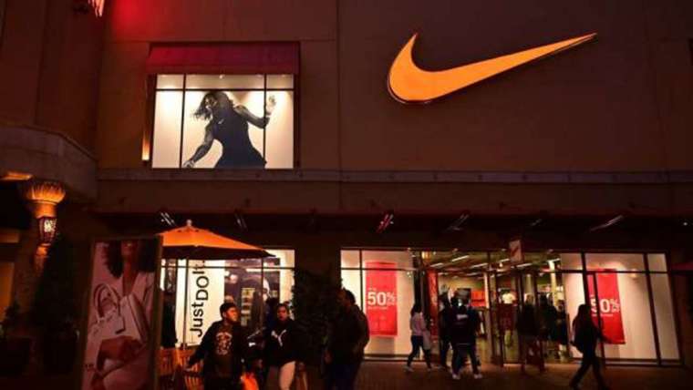 供應鏈問題使Nike訴諸打折促銷，但也傷及利潤。(圖:AFP)