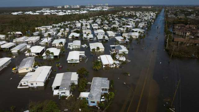 颶風伊恩造成佛州居民屋舍泡在大水中 (圖片:AFP,2022-9-29)