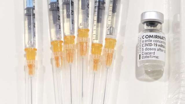 輝瑞新冠疫苗獲日本厚生勞動省建議批准用於6月大幼兒。（圖：AFP）