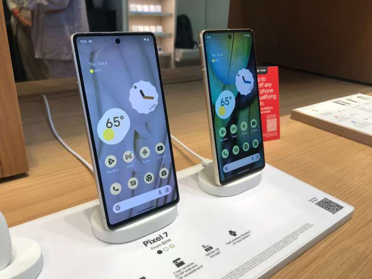 Google 兩款新一代 5G 手機 Pixel 7 與 7 Pro。(圖片:AFP)