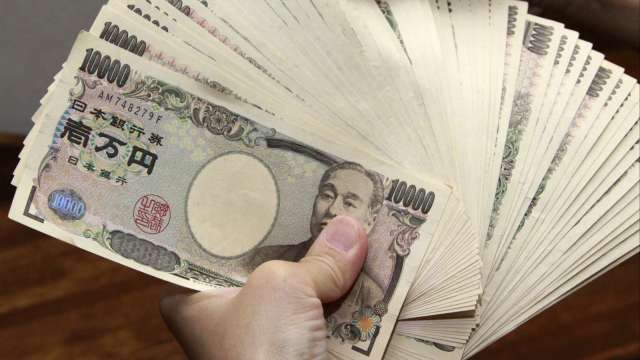 因應日元匯率急貶 日本政府表示將採取適當因應措施 (圖片：AFP)