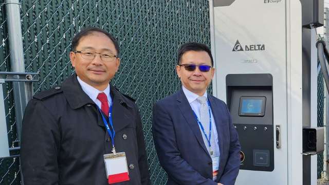 台達電美洲區總裁黃彥文(右)與Automotive業務副總Charles Zhu(左)(圖:業者提供)