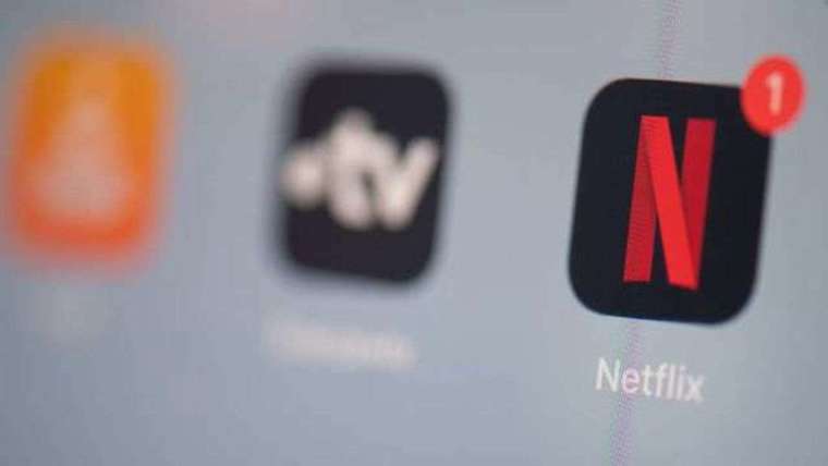 Netflix 將推出每月 7 美元的廣告版訂閱方案，並打擊寄生帳號。(圖: AFP)