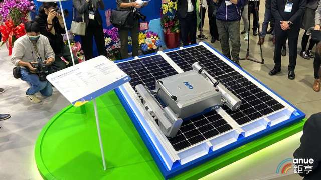 友達在能源周推出太陽能板清潔機器人。(鉅亨網記者劉韋廷攝)