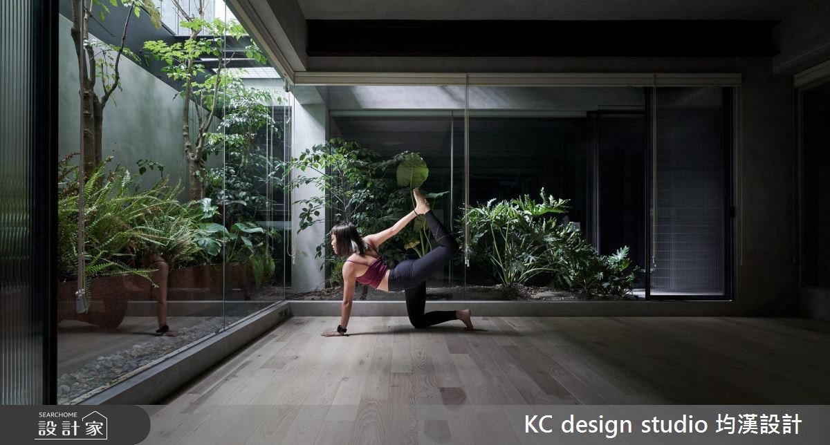 設計師透過地下室的改造，引入綠意植栽和陽光，打造舒適的多功能瑜珈區。看更多案例圖片