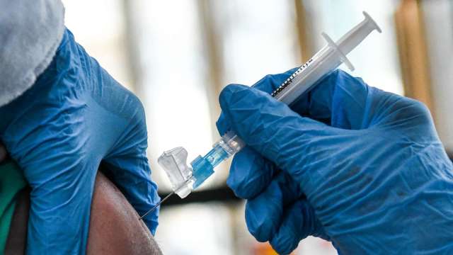 施打高端新冠疫苗赴日有解 年底前免費提供PCR。(圖:AFP)