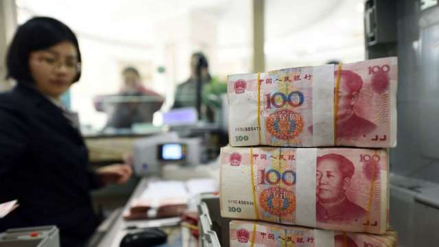 中國國有銀行拋匯，支撐人民幣。(圖: AFP)