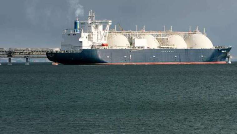 一些貿易商寧願先把 LNG 存放在船上，想等價格回升再卸貨。(圖: AFP)