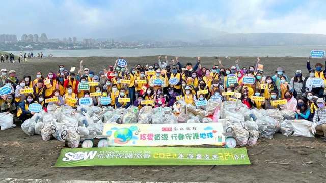 彰銀10月29日舉辦台北場淨灘活動，百名志工以實際行動保護海洋和土地。(圖：彰銀提供)