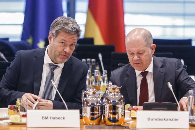 德國經濟部長 Robert Habeck (左) 表示，中國對德國半導體業的投資面臨更高的障礙 (圖片：AFP)