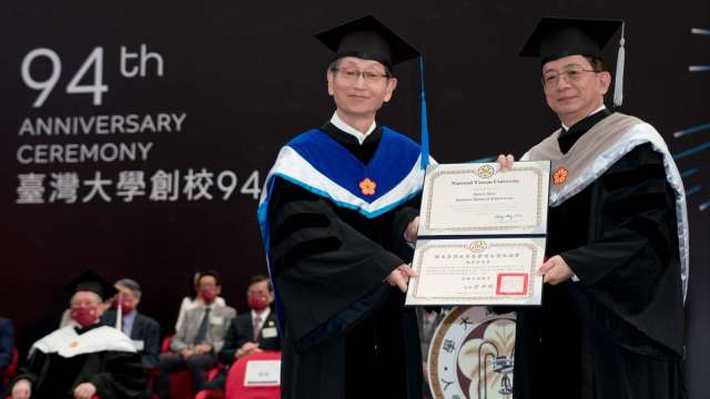 國立台灣大學校長管中閔(右)、華碩電腦董事長施崇棠(左)。(圖:華碩提供)