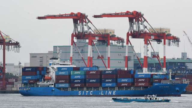 日本10月貿易逆差遠遜市場預測 進出口額均寫新高 (圖片:AFP)