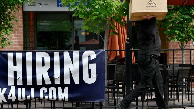 美國上周初領失業金人數略降至22.2萬人 歷史低點附近徘徊(圖片：AFP)