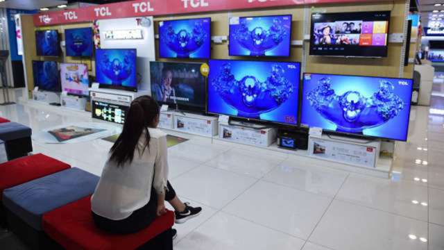 雙11電視消費動能持續趨緩，面板廠壓力仍存。(圖:AFP)
