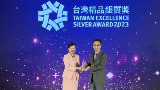 東元「移動式協作機器人」T-PAL榮獲台灣精品銀質獎，由東元電機總經理范炘(圖右)上台領獎。(圖:東元提供)