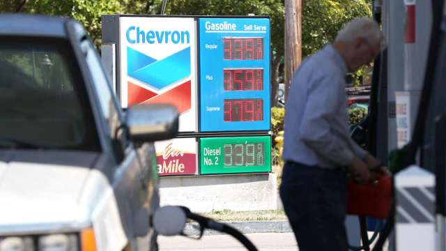 美司機年底假期前大禮：汽油價格可望下跌 甚至跌破每加侖3美元 (圖片:AFP)