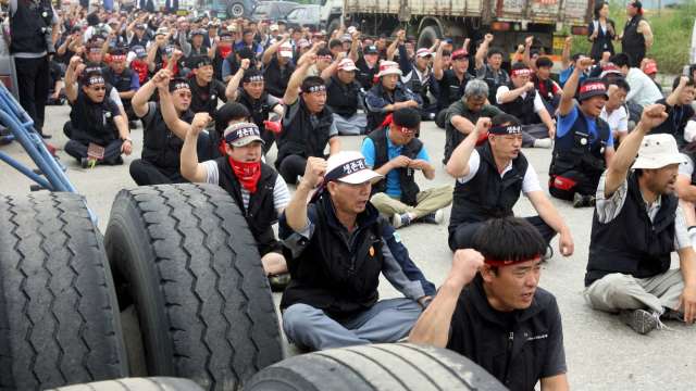 南韓卡車司機今年第二度罷工 供應鏈風險恐再升溫 (圖：AFP)