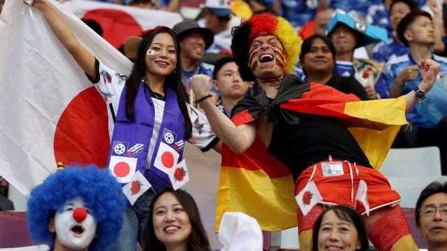 日本逆轉勝德國 相關日股大漲 球迷收拾場地引發關注(圖:AFP)