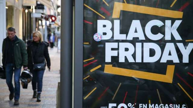 美國零售商為黑五使出渾身解數 但初步顯示商店外人潮稀落 (圖:AFP)